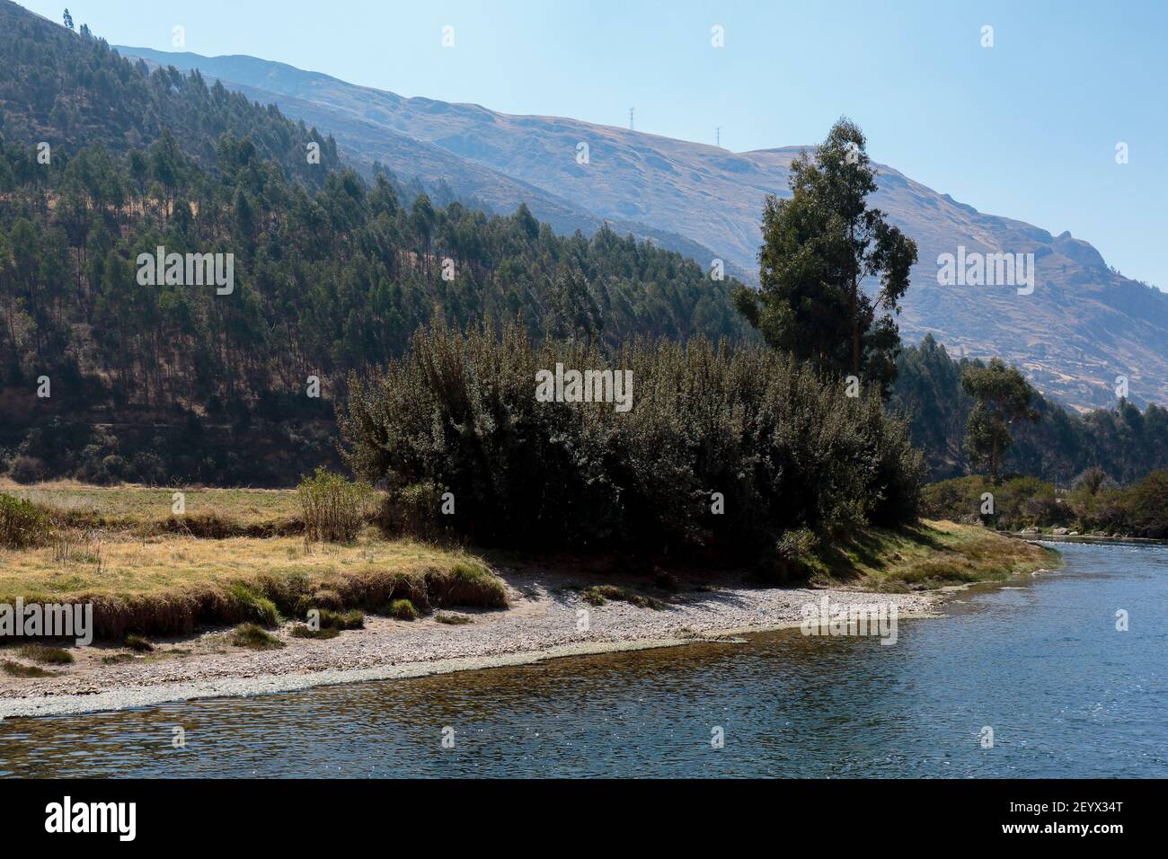 Ruhige Szene einer Andenlandschaft neben dem Fluss eingebettet in das Innere der hohen Berge. Huancayo - Peru Stockfoto