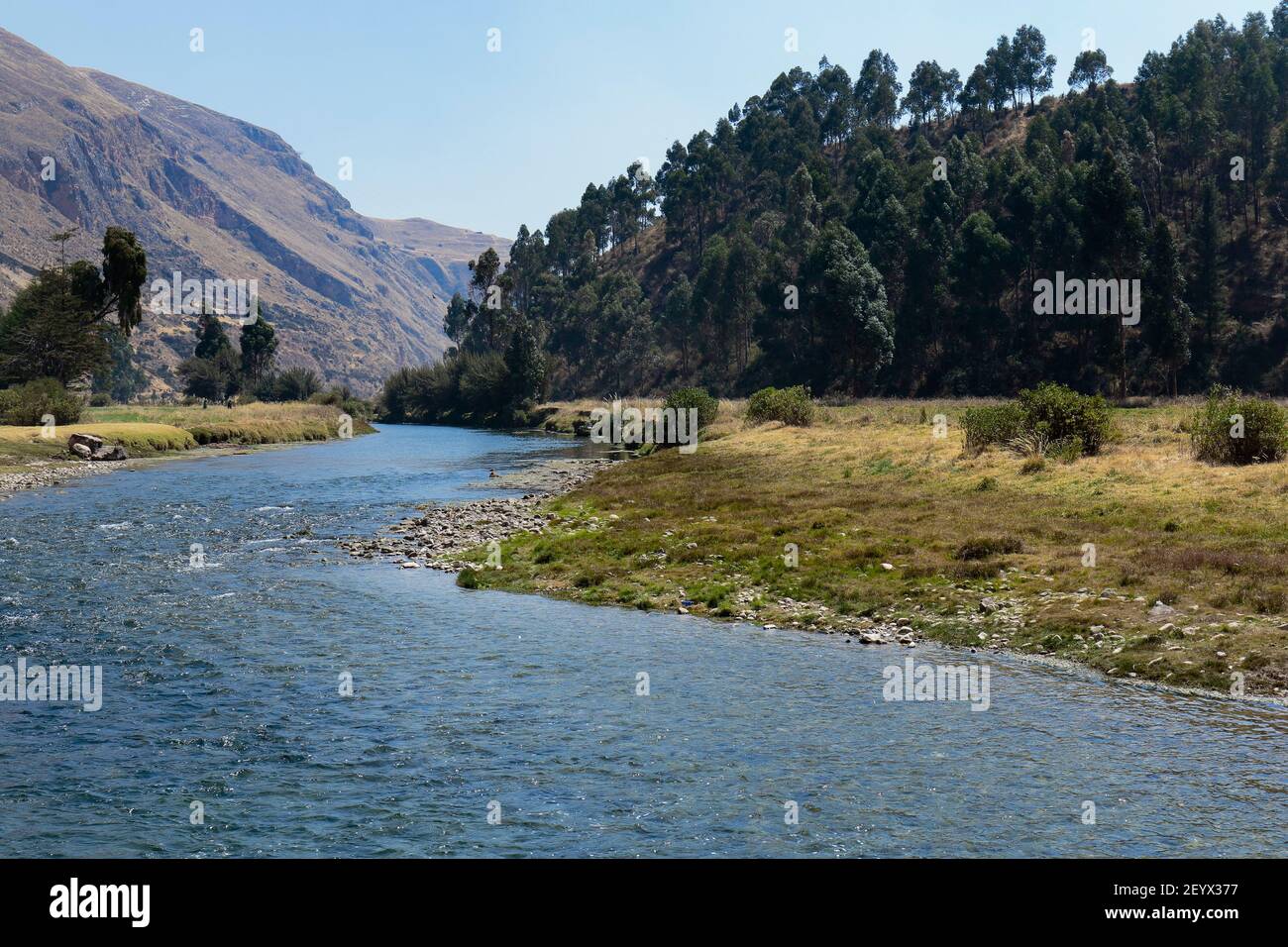 Ruhige Szene einer Andenlandschaft neben dem Fluss eingebettet in das Innere der hohen Berge. Huancayo - Peru Stockfoto