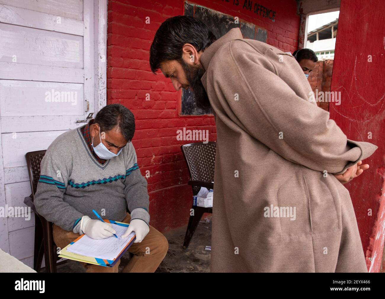 Srinagar, indisch kontrolliertes Kaschmir. März 2021, 6th. Ein Schullehrer registriert sich für Rapid Antigen Test (RATTE) für COVID-19 an einer Schule in Budgam Bezirk, nordwestlich von Srinagar Stadt, der Sommerhauptstadt des indischen kontrollierten Kaschmir, 6. März 2021. Die Behörden im von Indien kontrollierten Kaschmir haben vor der Eröffnung der Schulen mit COVID-19-Tests von Lehrern begonnen, sagten Beamte. Quelle: Javed Dar/Xinhua/Alamy Live News Stockfoto