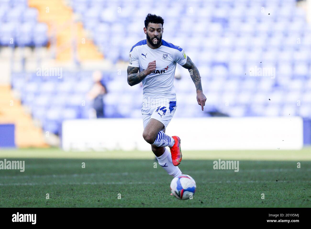 Birkenhead, Großbritannien. März 2021, 06th. Kayne Woolery von Tranmere Rovers in Aktion. EFL Skybet Football League Two Match, Tranmere Rovers gegen Crawley Town im Prenton Park, Birkenhead, Wirral am Samstag, 6th. März 2021. Dieses Bild darf nur für redaktionelle Zwecke verwendet werden. Nur redaktionelle Verwendung, Lizenz für kommerzielle Nutzung erforderlich. Keine Verwendung in Wetten, Spiele oder ein einzelner Club / Liga / Spieler Publikationen.pic von Chris Stading / Andrew Orchard Sport Fotografie / Alamy Live News Kredit: Andrew Orchard Sport Fotografie / Alamy Live News Stockfoto