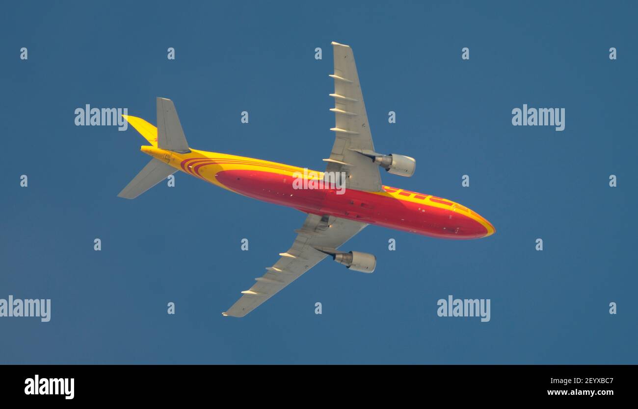 London, Großbritannien. 6. März 2021. Unverwechselbare Lackierung eines DHL Airbus A300B4 Frachtfluges, der auf dem Weg vom Flughafen London Heathrow nach Frankfurt abfliegt. Quelle: Malcolm Park/Alamy Live News Stockfoto