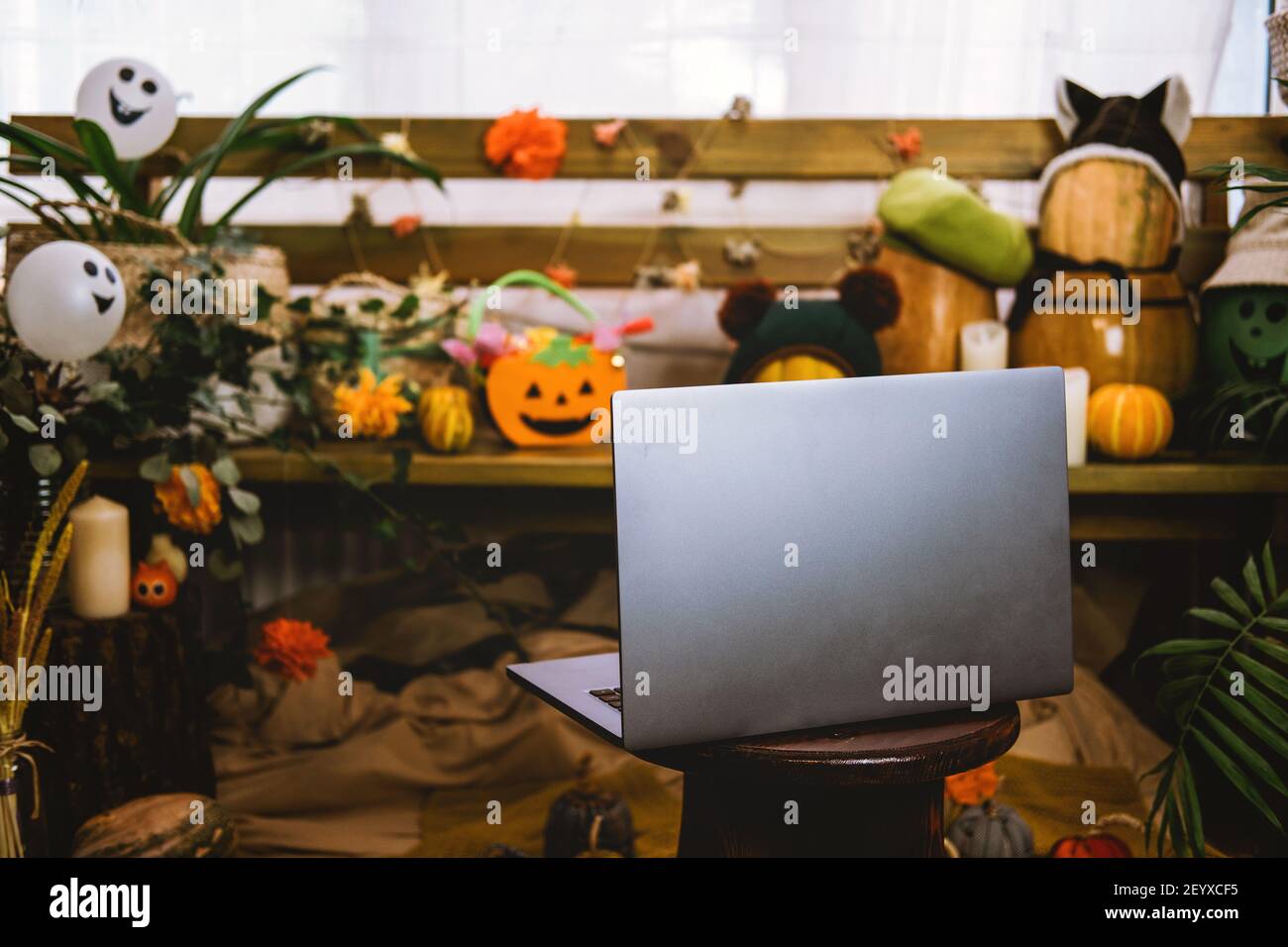 Halloween Festlichkeiten in neuen normalen, neuen Trick oder Treating Regulations. Öffnen Laptop bereit für Online-Meeting, Jack O Laterne Halloween Kürbisse Stockfoto