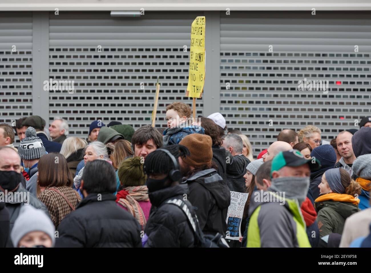 Cork, Irland, 6th. März 2021 Kundgebung für Wahrheit Protest geht voran Trotz Bitten von Gardai, im Haus zu bleiben, Cork, Irland. Viele Demonstranten wurden mit Schildern und Plakaten gesehen. Massen von Demonstranten gingen heute auf die Straßen von Cork City, trotz der Bitten von Regierungsmitgliedern, gardai, und der Öffentlichkeit, dass sie zu Hause bleiben, um die Ausbreitung von Covid-19 zu vermeiden. Kredit: Damian Coleman/Alamy Live Nachrichten Stockfoto