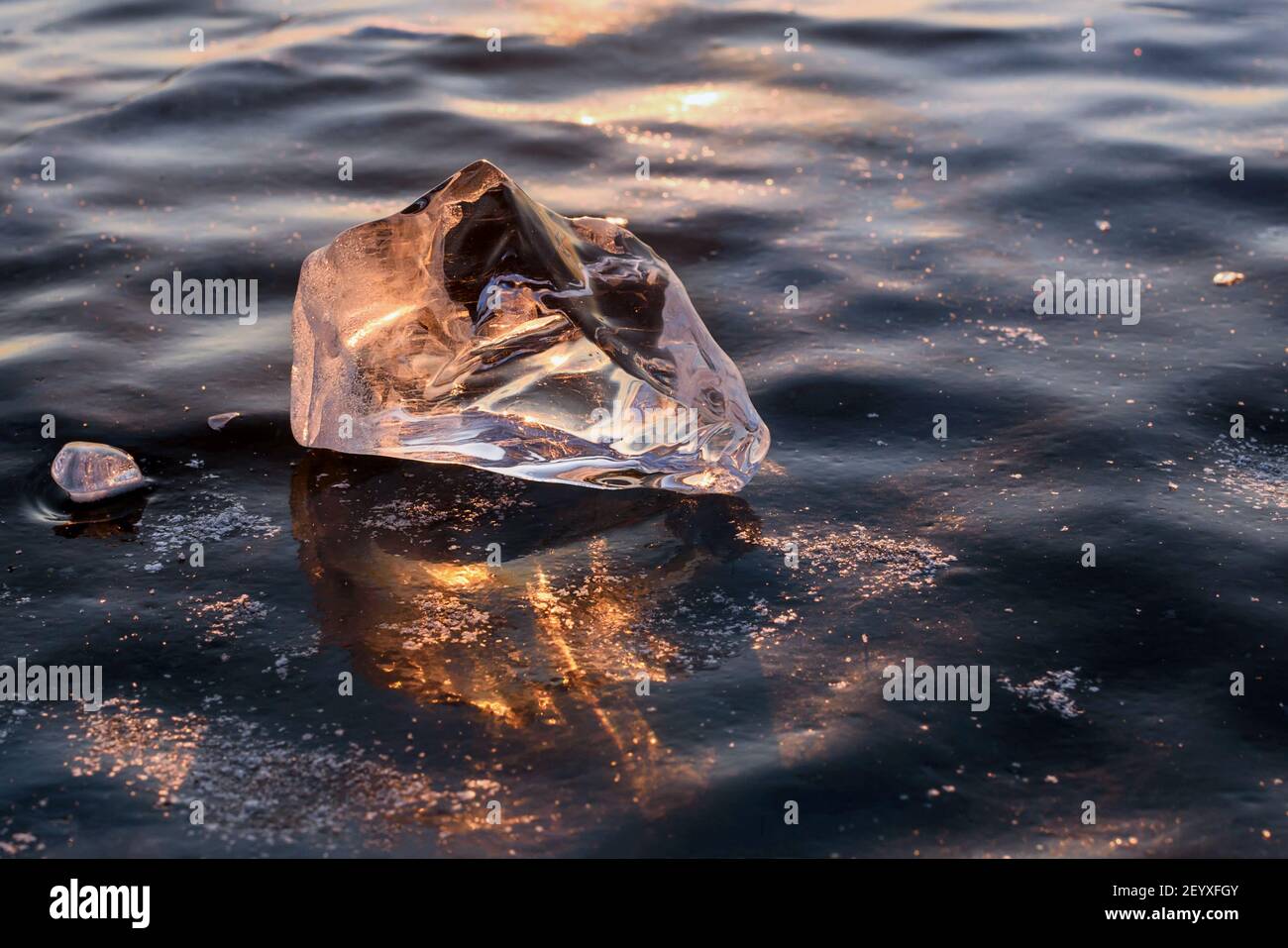 Eisscholle und Sonne im Winter-Baikal-See Stockfoto