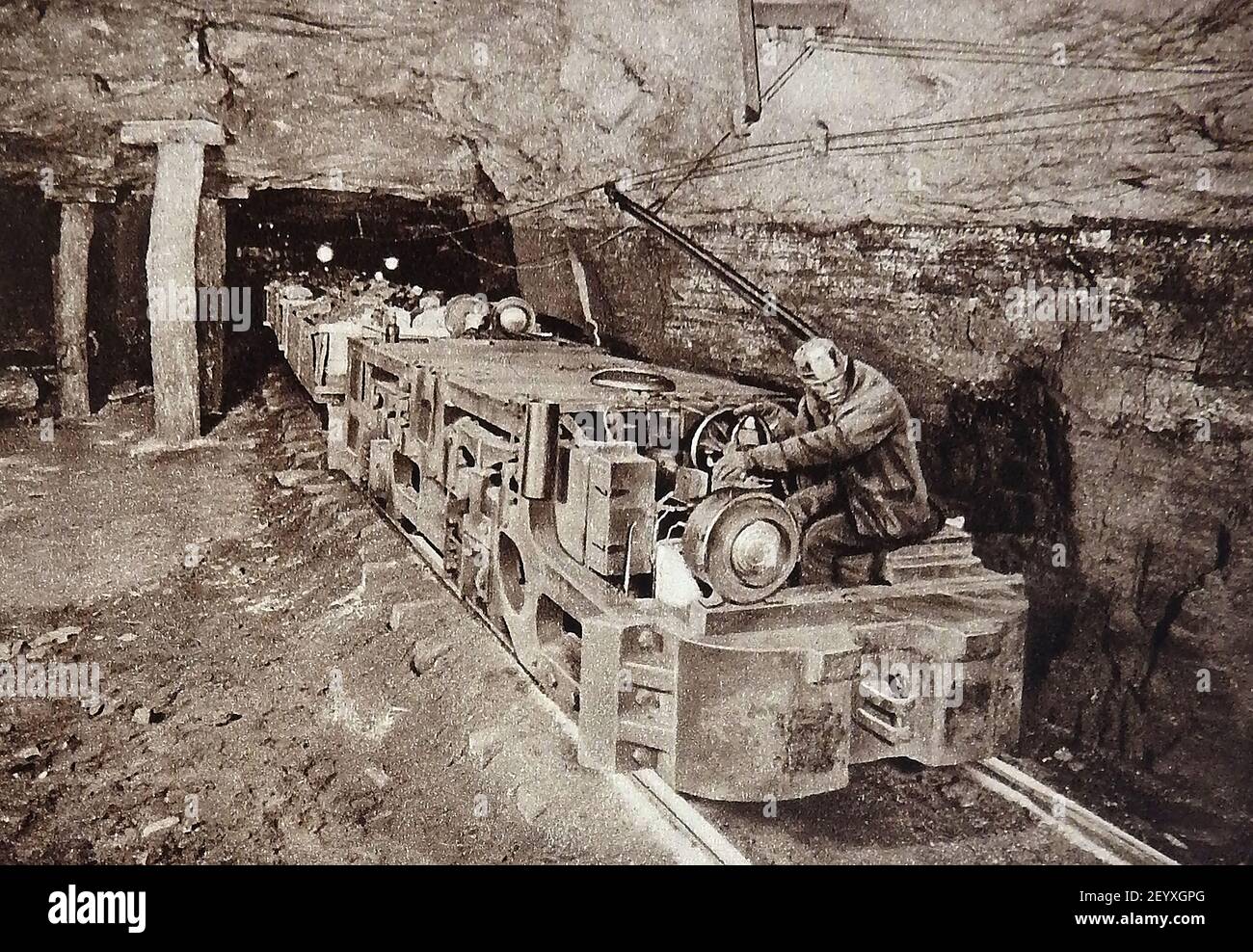 Ein frühes Foto in einem Kohlebergwerk, das die Einführung von motorisierten Zügen für den Transport von Lastwagen mit Kohle zeigt. Stockfoto