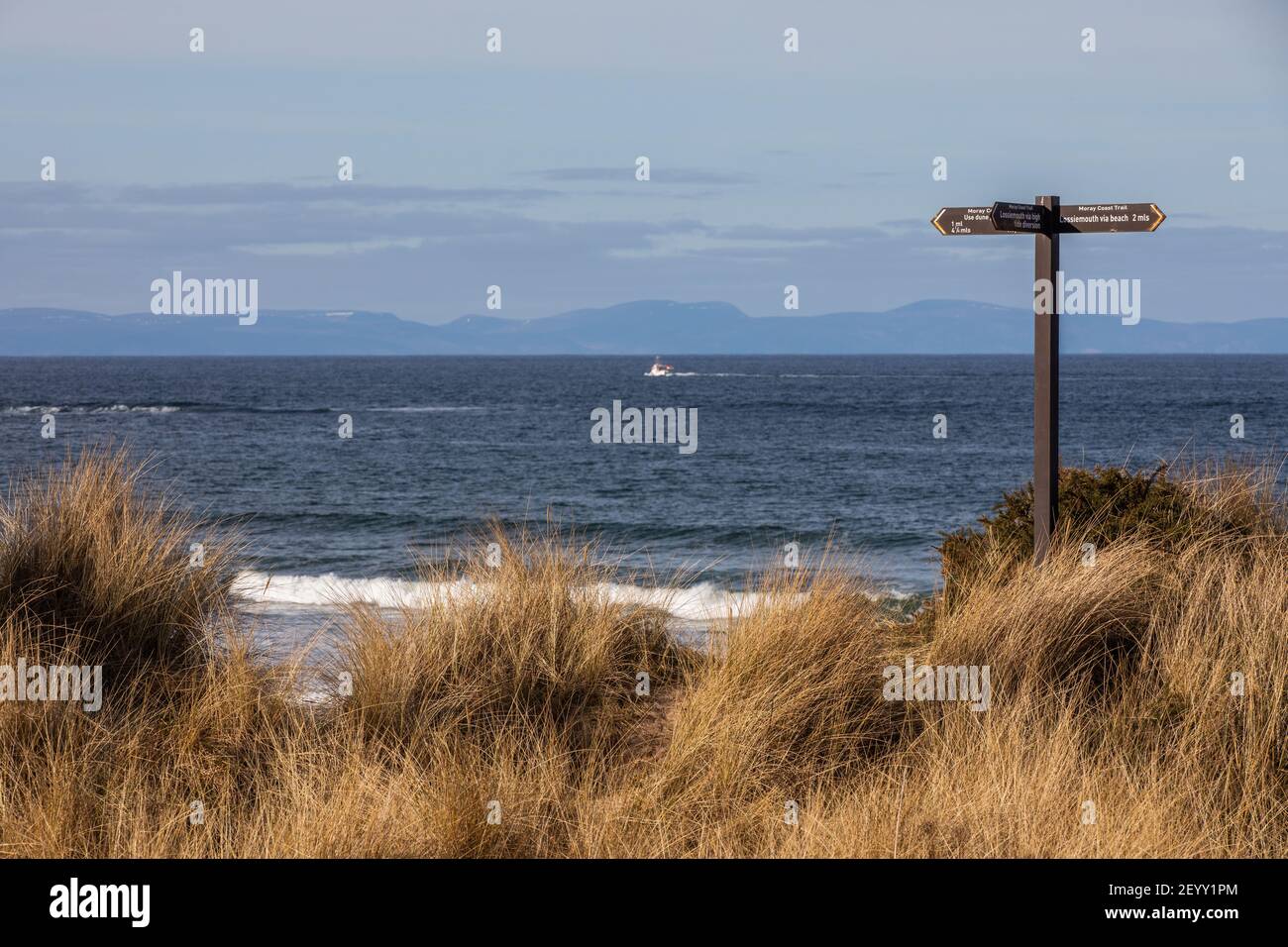 Schilder für den Moray Coast Trail in Cove Bay bei Elgin, Schottland, mit Blick auf den Moray Firth Stockfoto