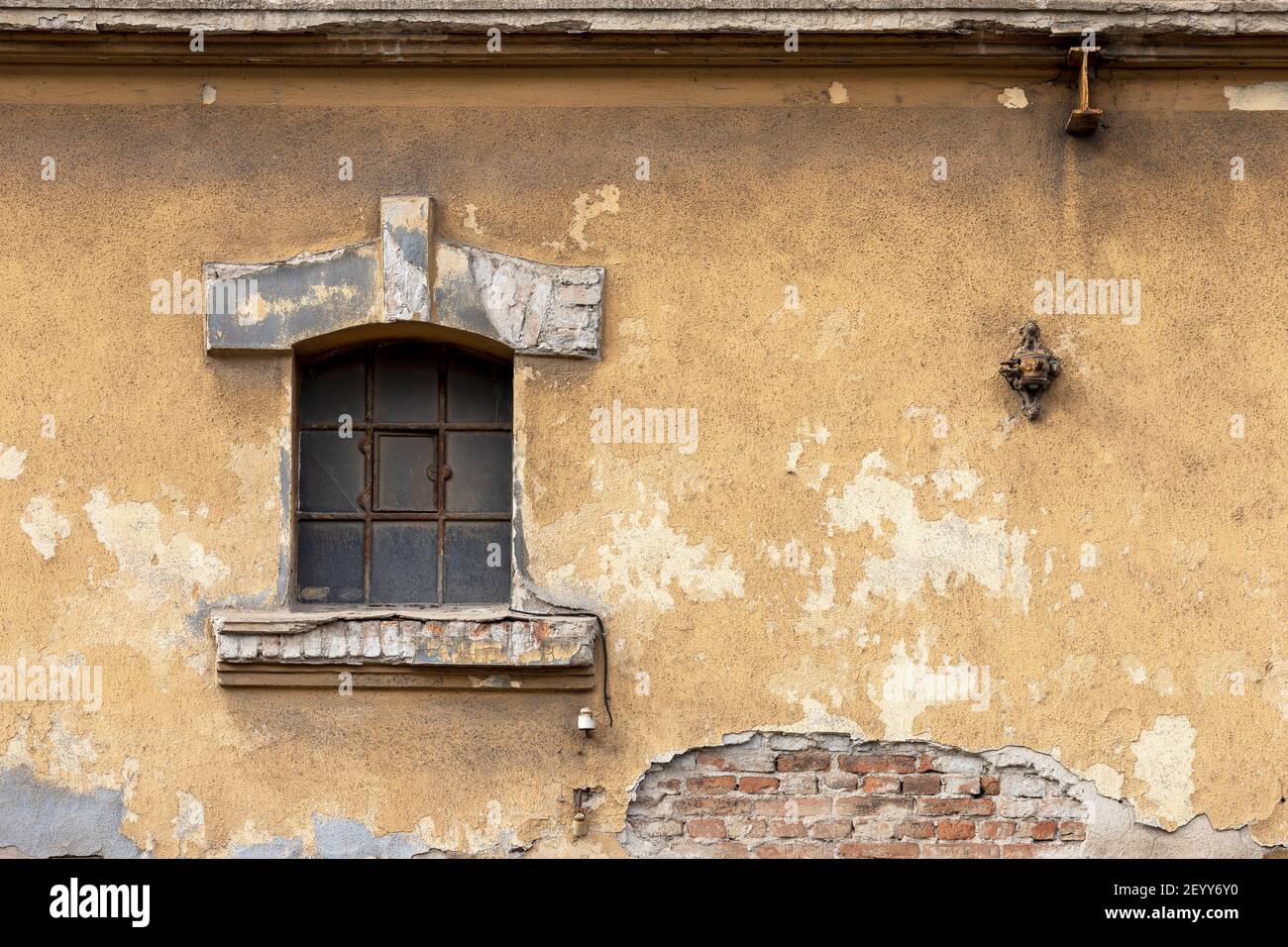 Ein Fenster einer alten verlassenen Fabrik in Sofia, der Hauptstadt Bulgariens. Stockfoto