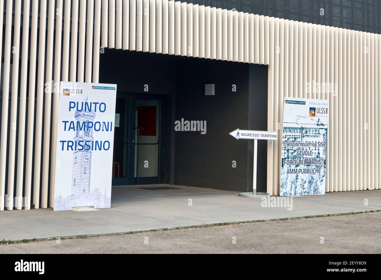 Trisino. Vicenza / Italien - 03-05-2021: Schild mit der Aufschrift 'Impfzentrum Corona Covid-19' der italienischen Region Venetien. Textzeichen in Italia Stockfoto