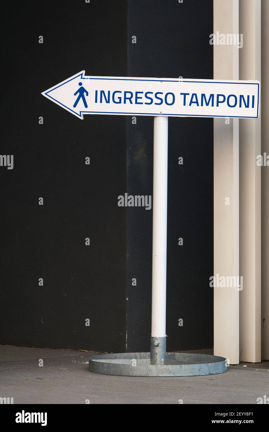 Das Schild zeigt den Eingang zu einem COVID-19 PCR-Test an Zentrum in Italien Stockfoto