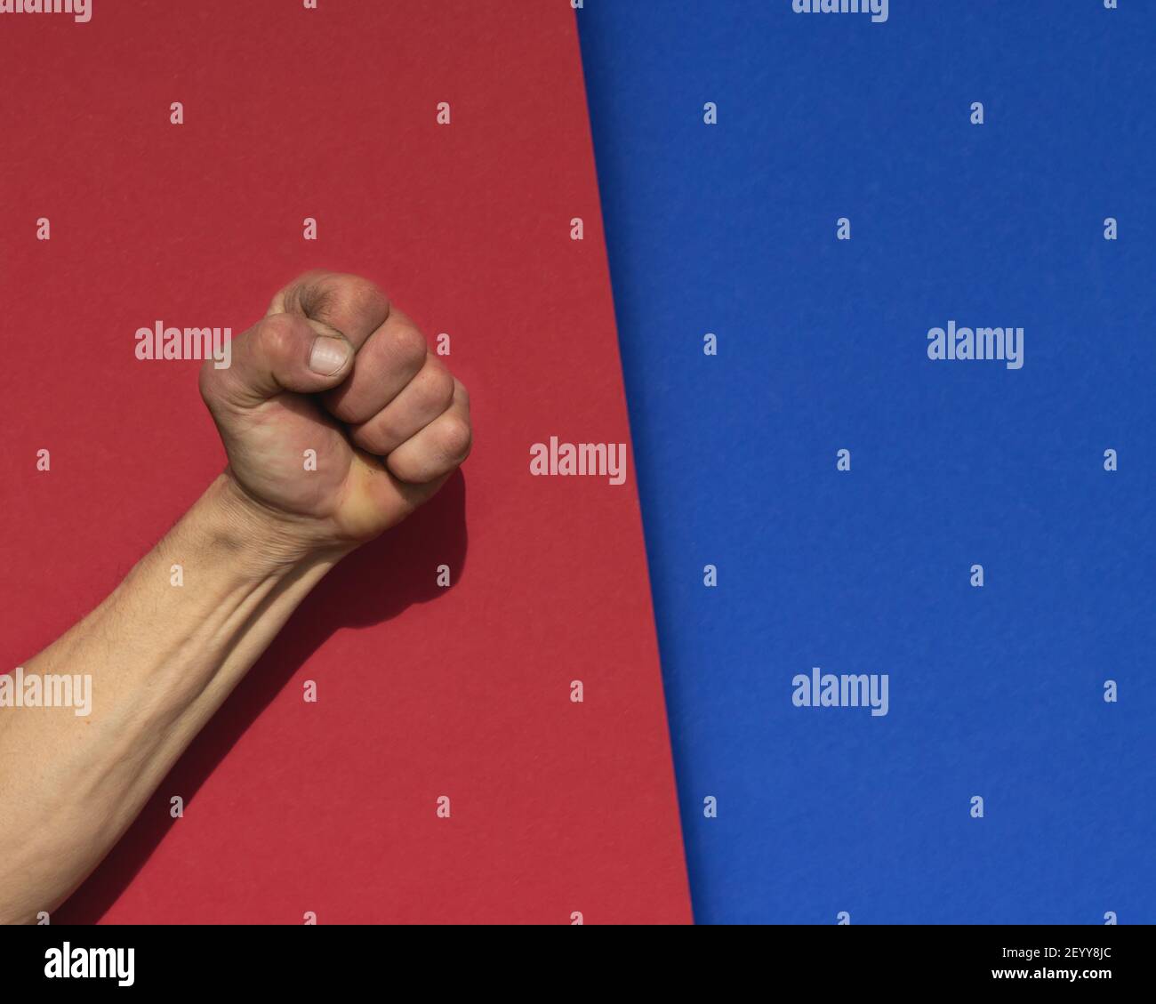 Swarthy raue mans Hand mit geballter Faust auf rotem Hintergrund. Cesar Chavez Day Konzept. Banner. Stockfoto