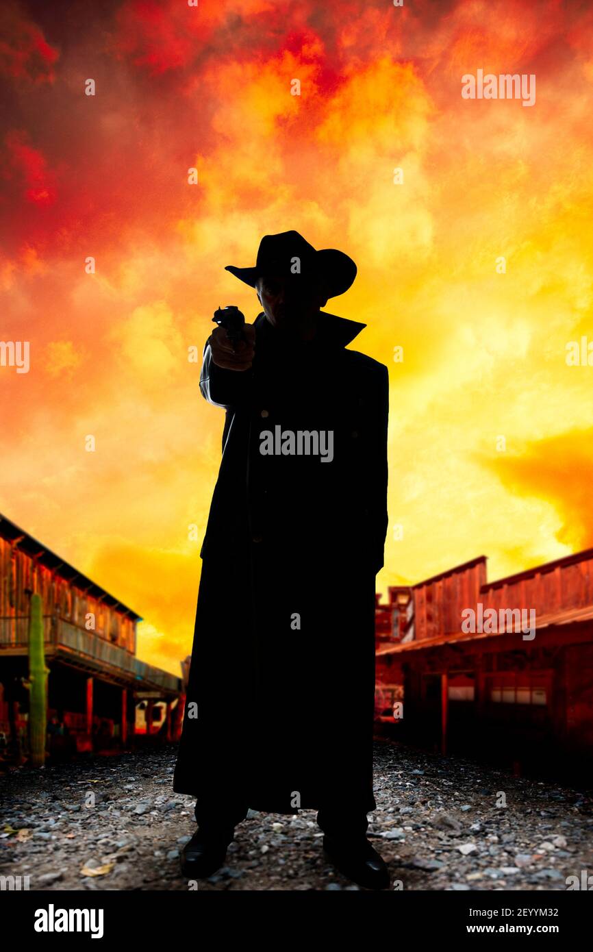 Cowboy mit Gewehr in einer alten Weststadt Stockfoto