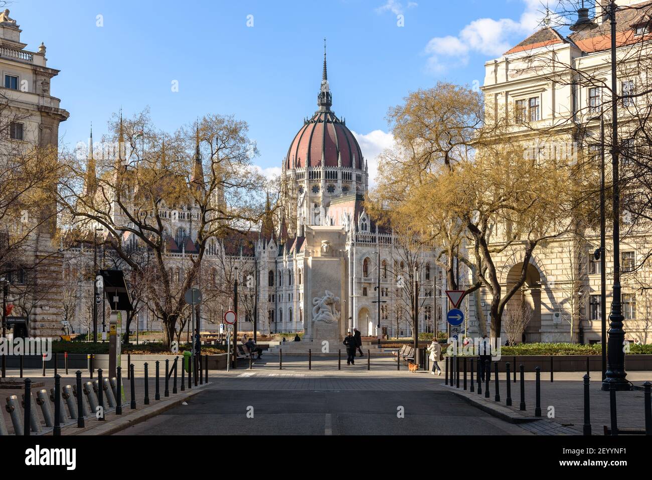 Ein Art-Deco-Denkmal für ungarische Opfer der Roten Terror auf Vertanuk tere in Budapest mit dem parlament in Der Hintergrund Stockfoto