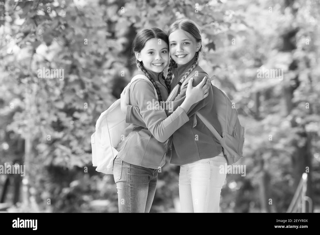 Mädchen Rucksacktouristen Freunde Fleece Kleidung Rucksäcke Wald Hintergrund, Reisen zusammen Konzept. Stockfoto