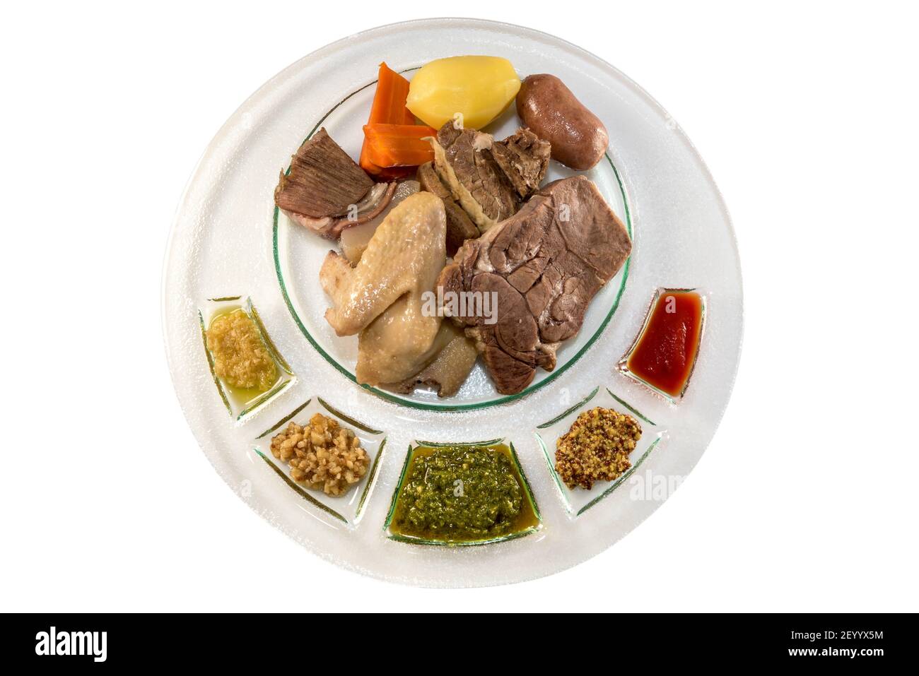 Gemischtes gekochtes Fleisch, typisch piemontesisches italienisches Gericht mit Wurst, Rind und Huhn und Saucen in Platte isoliert auf weiß in der Draufsicht Stockfoto
