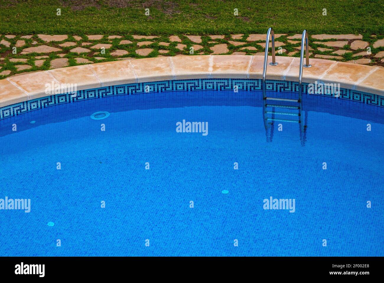 Klassisches Schwimmbad mit Rasen und gepflastertem Steinweg Stockfotografie  - Alamy