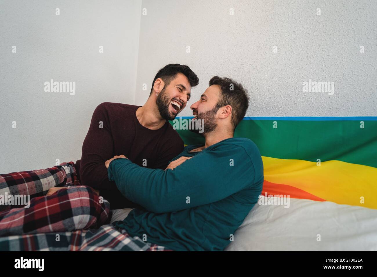 Glücklich Gay paar mit zarten Momente im Schlafzimmer - homosexuell Liebesbeziehung und Gleichstellungskonzept Stockfoto