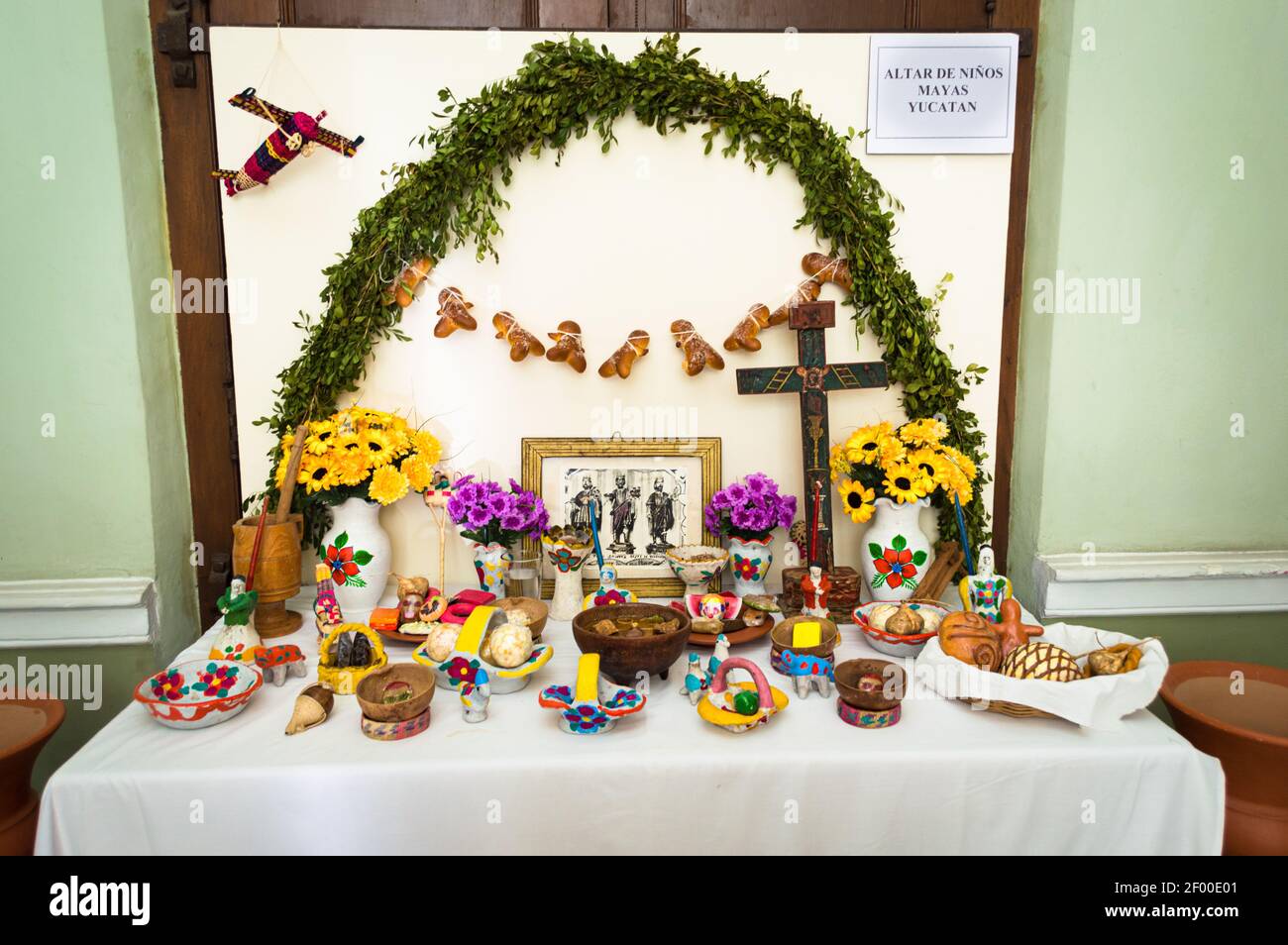Tag des toten Altars speziell zu Ehren von Kindern Dies ist ein Altar aus Yucatan, Mexiko, wo Dia de muertos Hanal Pixan genannt wird. Stockfoto