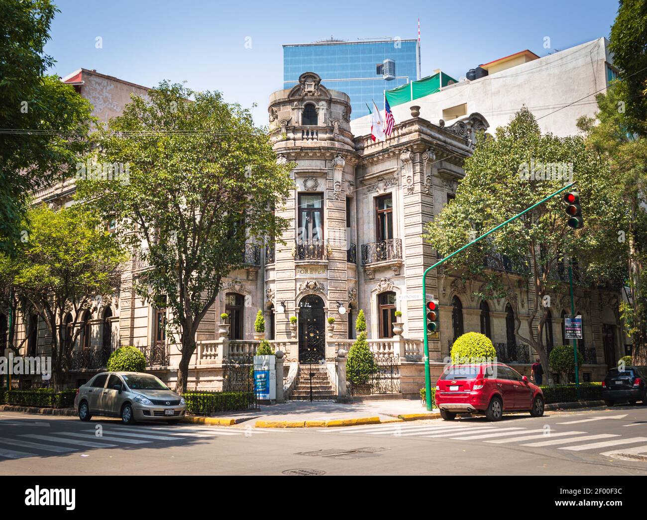 Historisches Gebäude in Mexiko-Stadt namens Embajada de Forever, in dem sich die Büros der Marke Forever Living befinden. Stockfoto