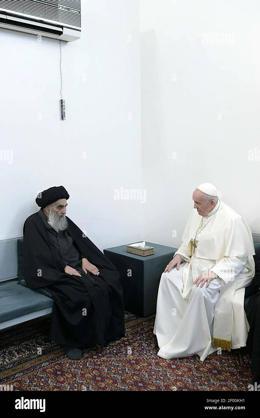 Najaf, Irak. März 2021, 06th. Papst Franziskus trifft am Samstag, den 6. März 2021, in Najaf, Irak, den obersten schiitischen Geistlichen des Irak, Großayatollah Ali al-Sistani. Beide lieferten während des historischen Treffens eine Botschaft des friedlichen Zusammenlebens. Foto von Ayatollah Ali al-Sistani Büro/UPI Quelle: UPI/Alamy Live News Stockfoto