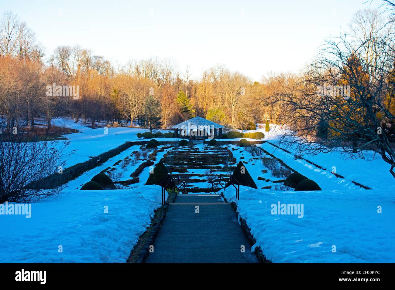 Weitwinkelansicht des verschneiten Rosengartens und Pavillons in Deep Cut Gardens in Middletown, NJ, Mitte Winter -02 Stockfoto