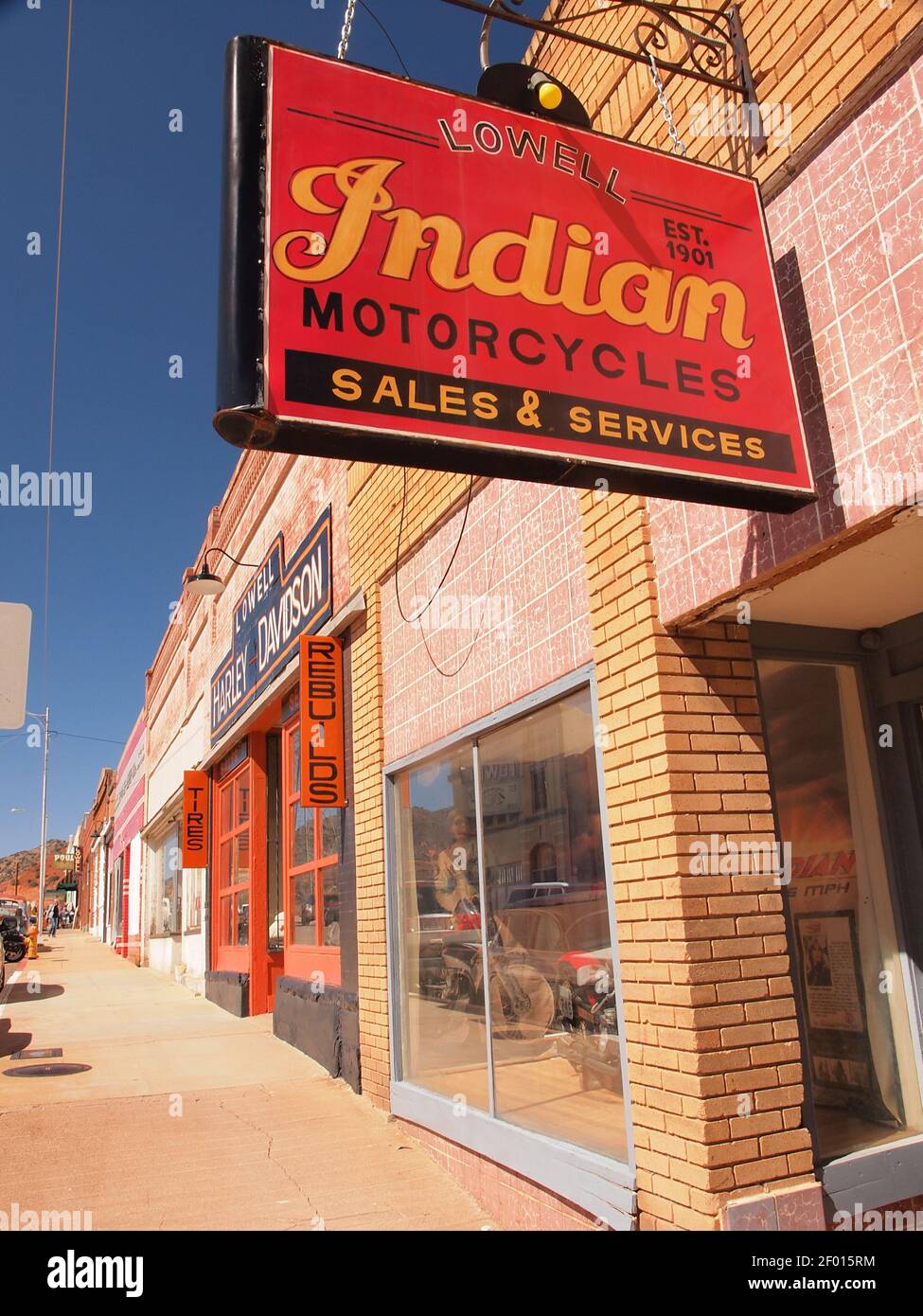 Alte Innenstadt Lowell, Arizona mit antiken Autos und Gebäude in Bezug auf das Automobil. Lowell wurde in Bisbee, Arizona, eingegliedert. Stockfoto