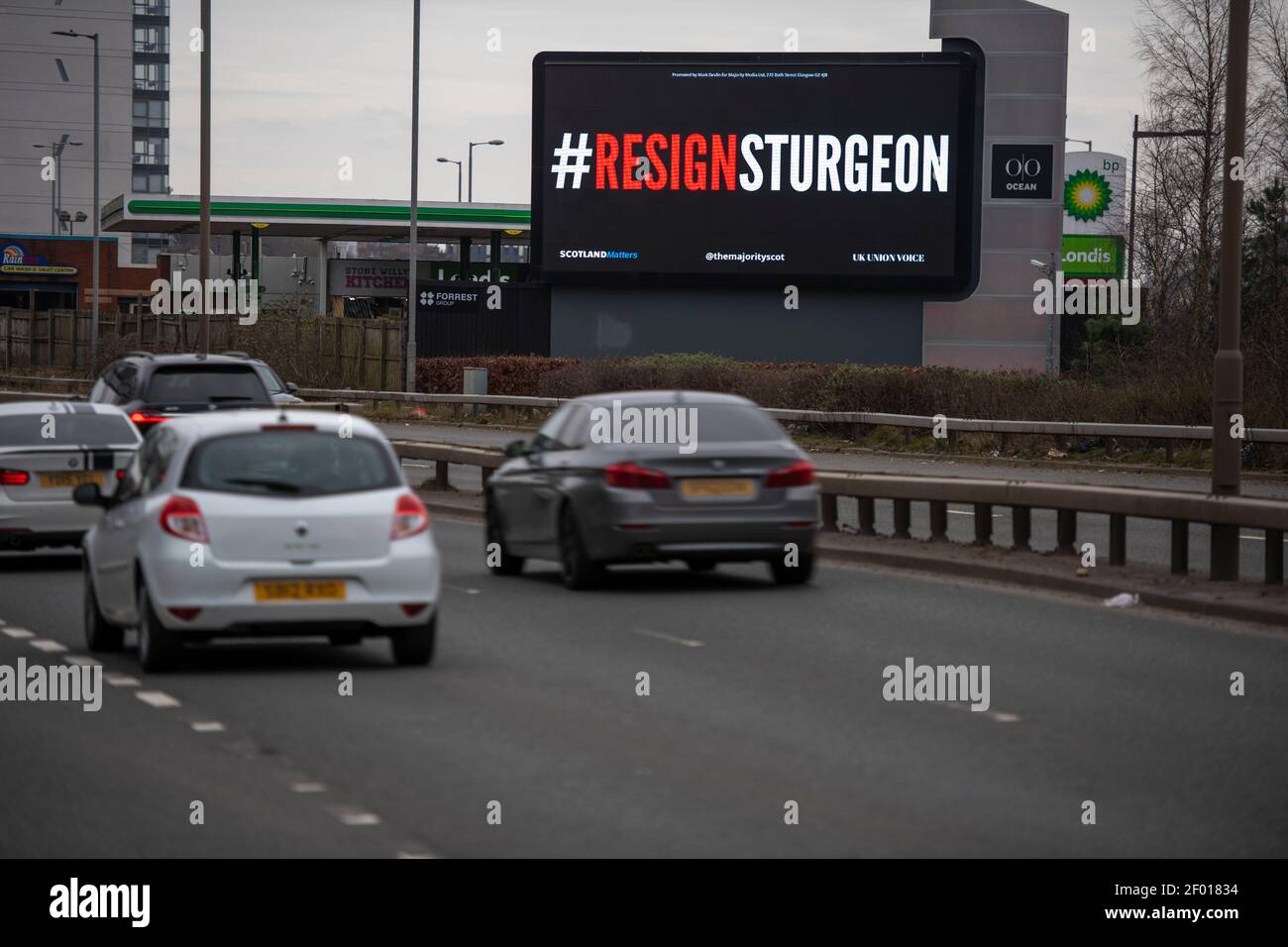 Glasgow, Schottland, Großbritannien. März 2021, 6th. Im Bild: Eine hohe digitale Plakatwand mit einer hell erleuchteten Botschaft, die sagt: „#RESIGNSTURGEON“. Die Majority​ startet mit Unterstützung von Scotland Matters, UK Union Voice und über 250 Gebern, die an einer Crowdfunding-Kampagne beteiligt waren, die ​#ResignSturgeon​-Kampagne, die erste einer Reihe von Kampagnen, die vor den schottischen Wahlen am 6th. Mai geführt wurden. Quelle: Colin Fisher/Alamy Live News Stockfoto