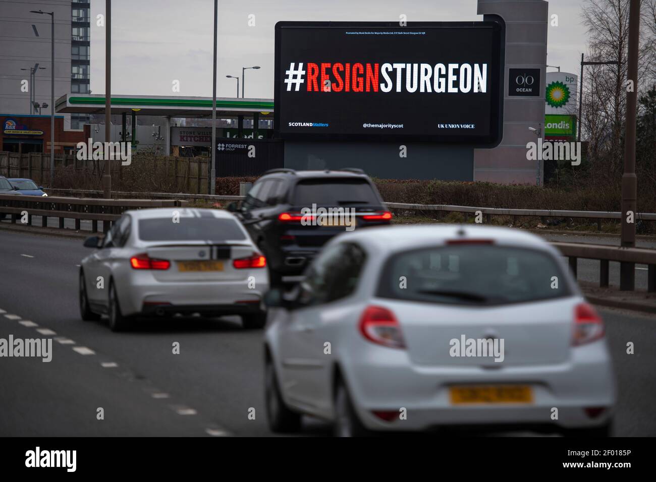 Glasgow, Schottland, Großbritannien. März 2021, 6th. Im Bild: Eine hohe digitale Plakatwand mit einer hell erleuchteten Botschaft, die sagt: „#RESIGNSTURGEON“. Die Majority​ startet mit Unterstützung von Scotland Matters, UK Union Voice und über 250 Gebern, die an einer Crowdfunding-Kampagne beteiligt waren, die ​#ResignSturgeon​-Kampagne, die erste einer Reihe von Kampagnen, die vor den schottischen Wahlen am 6th. Mai geführt wurden. Quelle: Colin Fisher/Alamy Live News Stockfoto