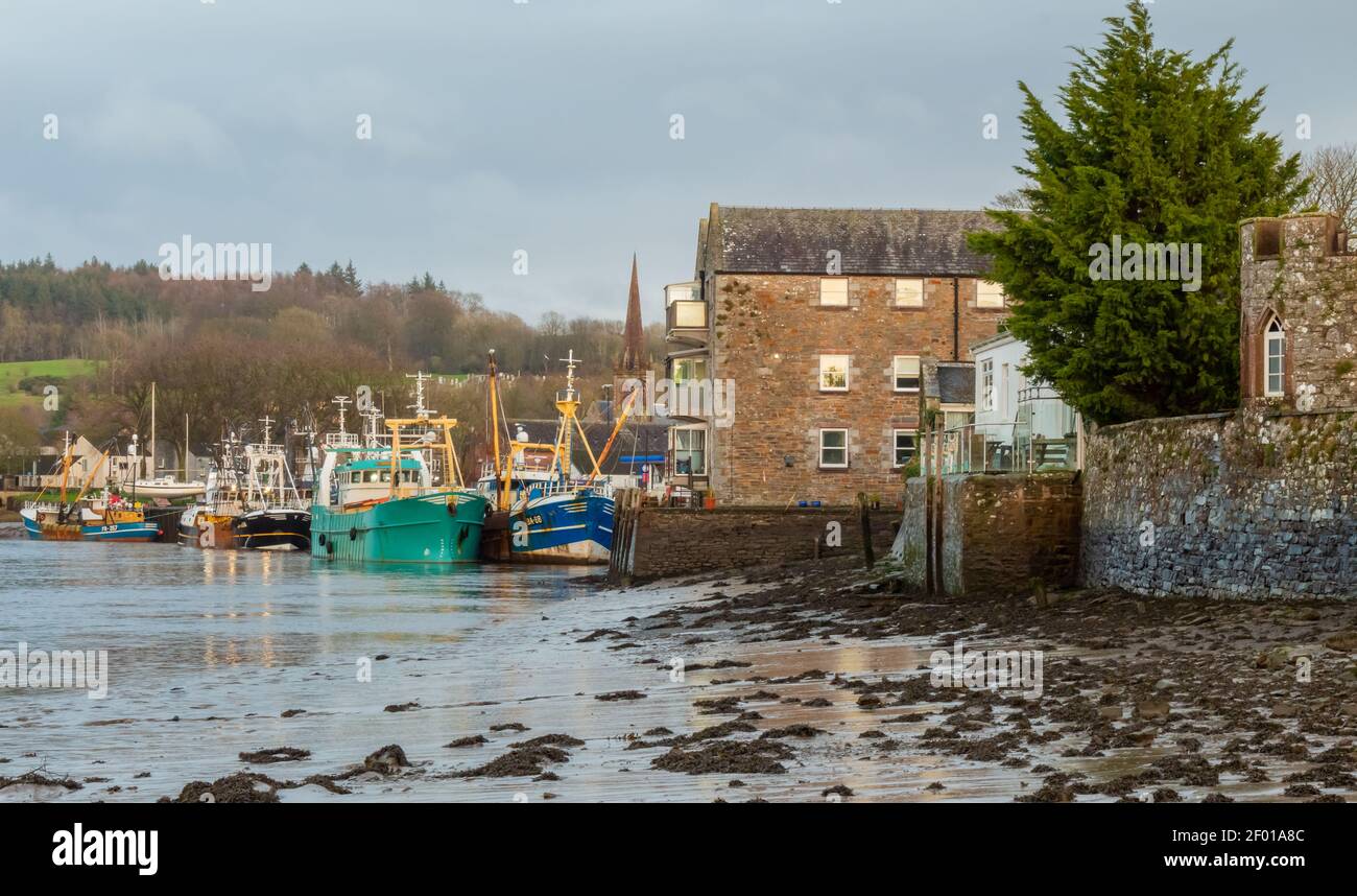 Fischtrawler liegen im Hafen von Kirkcudbright bei Ebbe im Winter, Dumfries und Galloway, Schottland Stockfoto