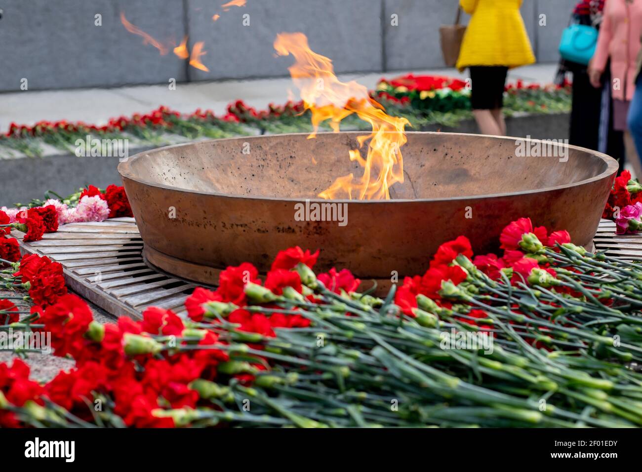 Das ewige Feuer und die Blumen im Gedächtnis der Opfer im Weltkrieg am Tag des Sieges am 9. Mai, das Grab des unbekannten Soldaten, die Kremlmauer. Moskau, Russland. Stockfoto