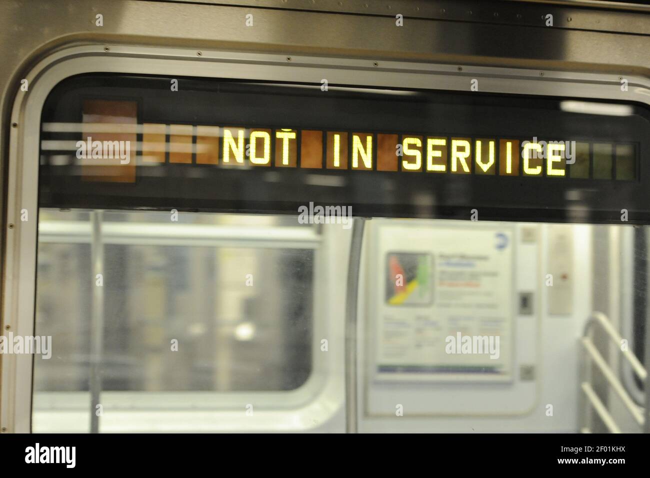 28. Oktober 2012 - New York - eine MTA-U-Bahn zeigt ein "Not in  Service"-Schild, wenn es durch die 86th Street und Lexington Station  passiert. Die Metropolitan Transportation Authority von New York City