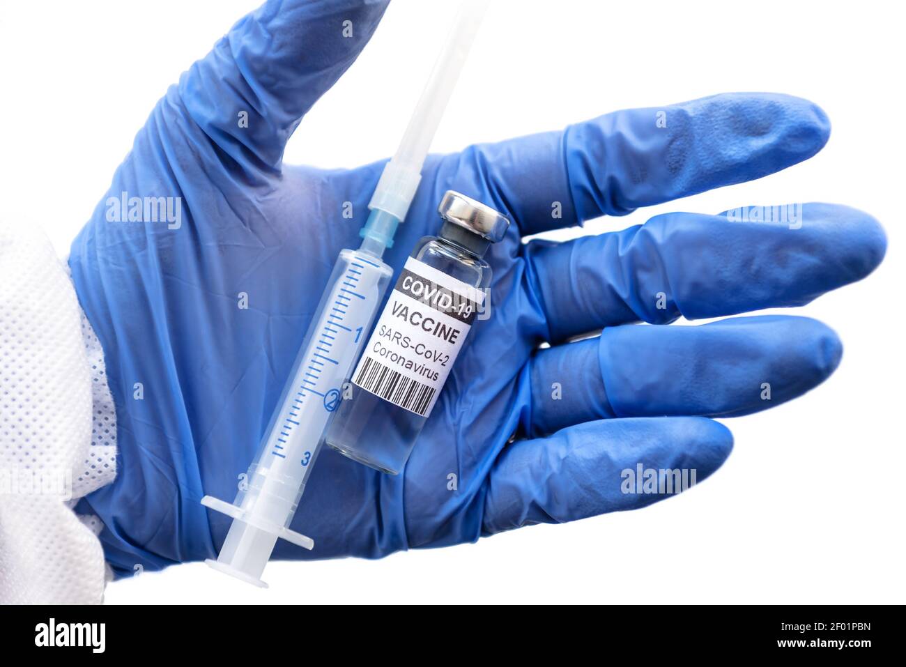 Coronavirus-Impfstoff in Arzthand isoliert auf weiß, Flasche und Spritze in Handfläche mit Handschuhen Nahaufnahme. Konzept der COVID-19-Impfstoffinjektion, Coronavirus Stockfoto