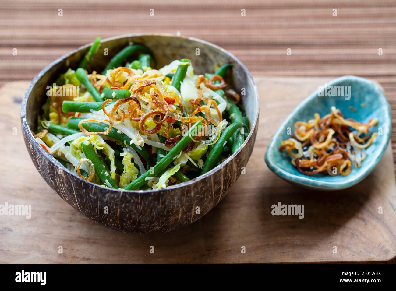 Würziges indonesisches Gemüse mit grünen Bohnen, Bohnensprossen und  knusprigen Schalotten Stockfotografie - Alamy