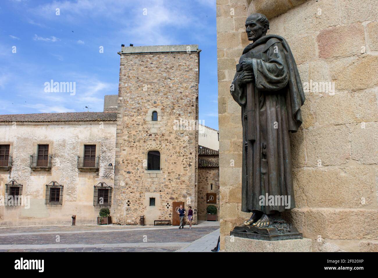 Caceres, Spanien. Statue von San Pedro de Alcantara (St. Peter) in der Altstadt von Monumental, ein Weltkulturerbe Stockfoto