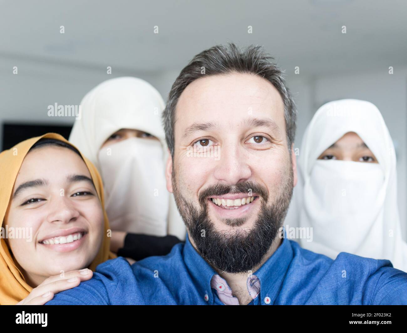 Muslimischer Mann mit 4 Ehefrauen Porträt, Qualität Foto Stockfoto