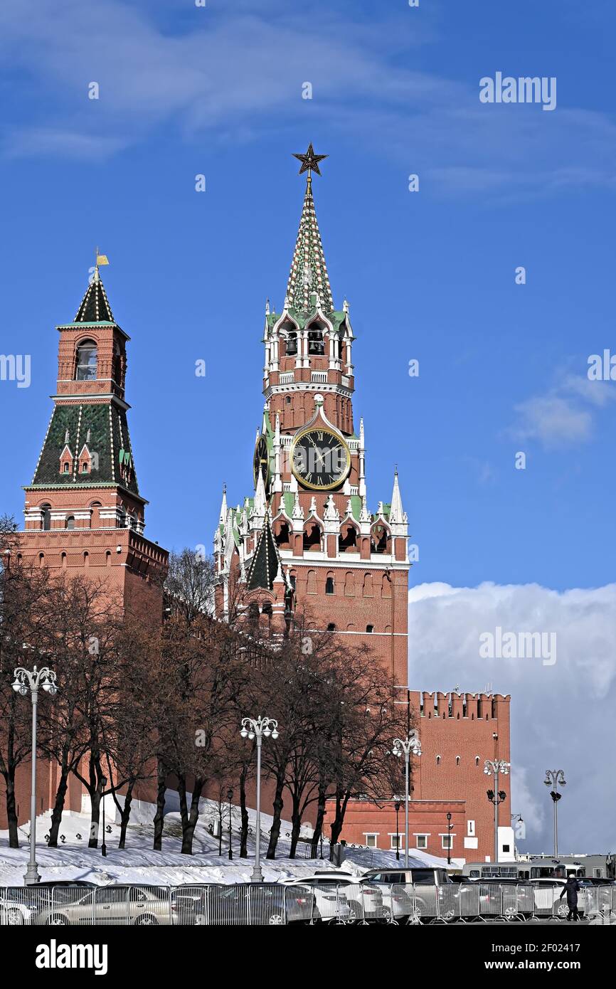 Der Moskauer Kreml. Spasskaya Turm mit einer Uhr. Stockfoto