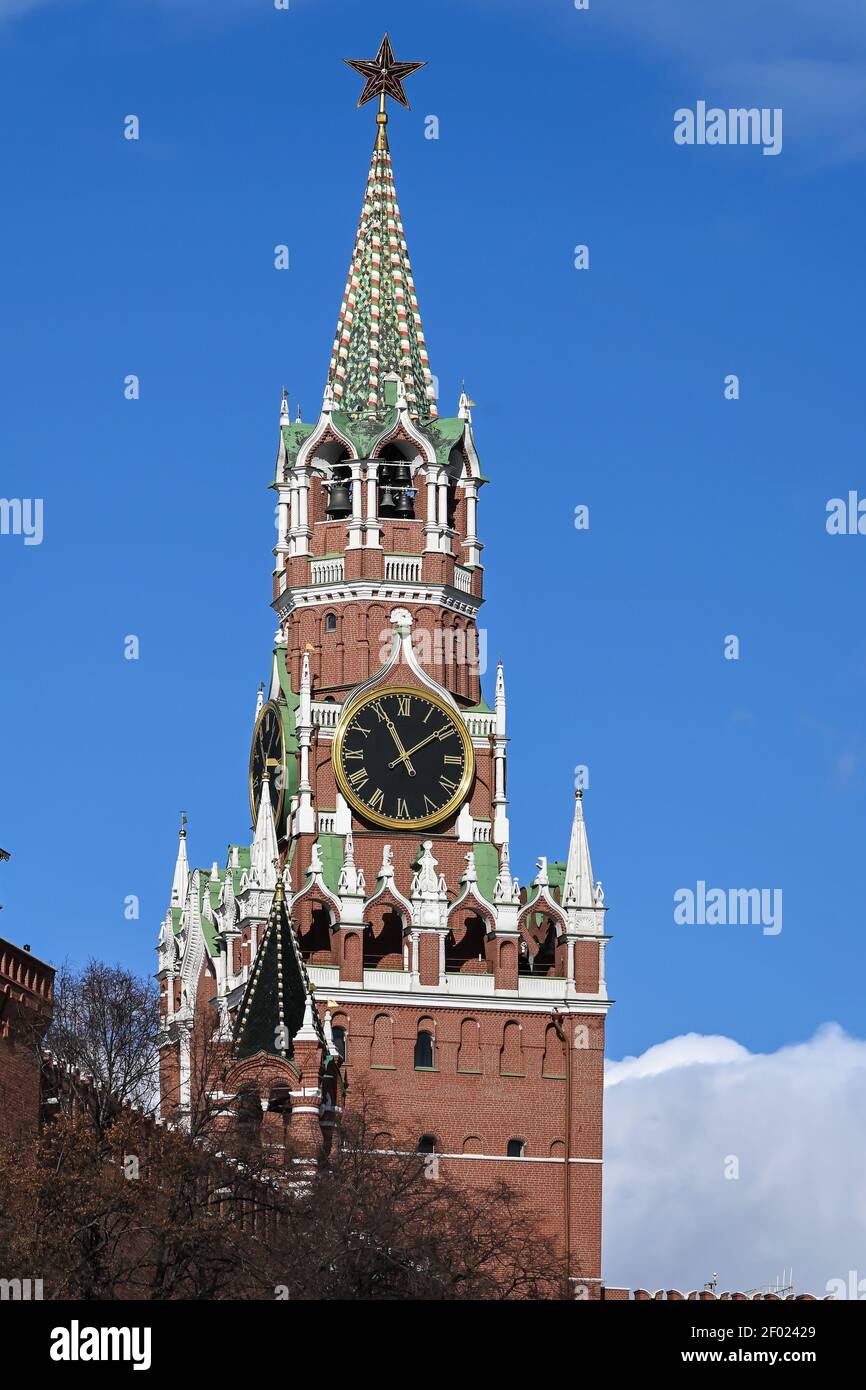Der Moskauer Kreml. Spasskaya Turm mit einer Uhr. Stockfoto