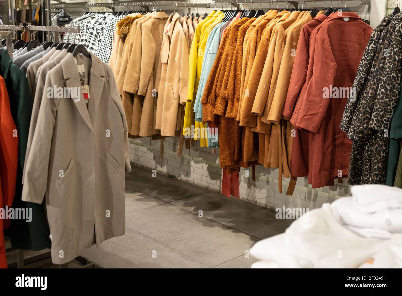 Bild von Mode-Kleidung hängen auf dem Regal in modernen Bekleidungsgeschäft Stockfoto