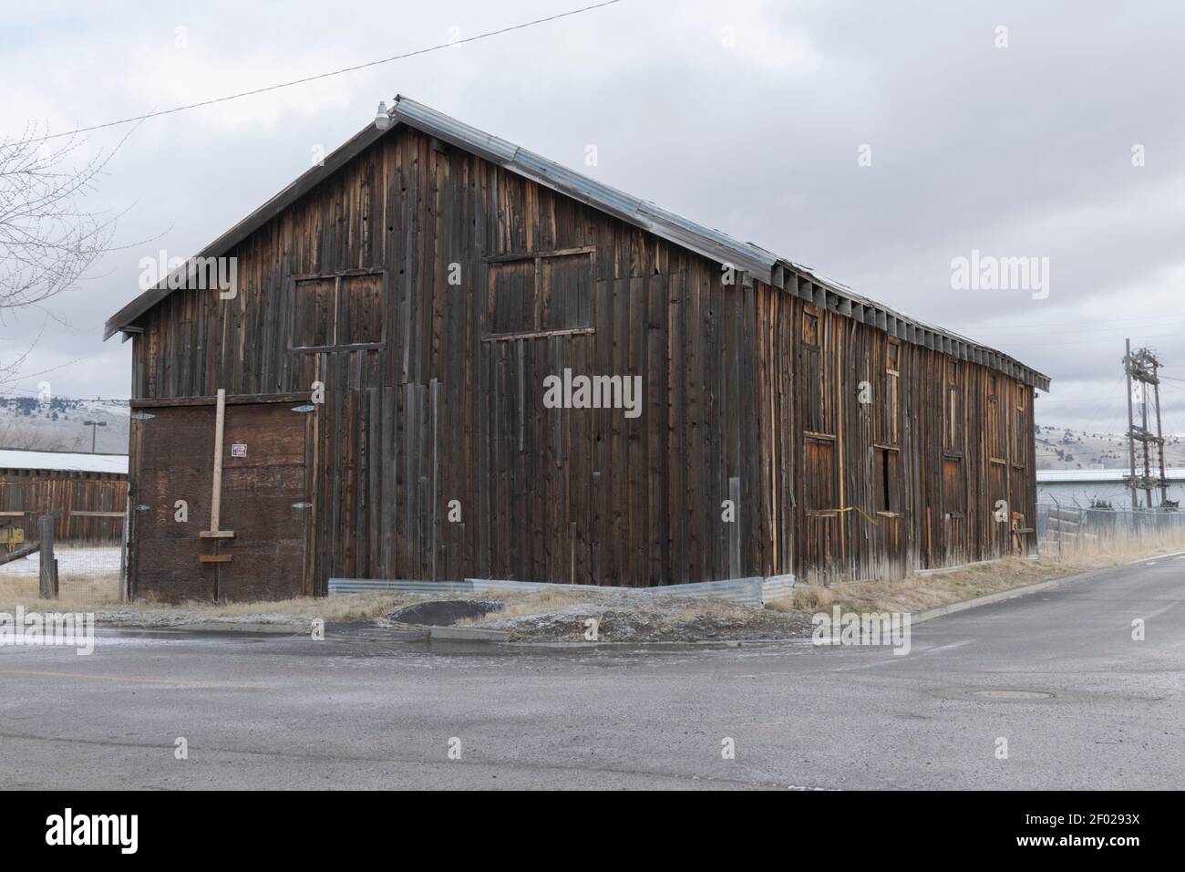 Ein altes Holzgebäude wirkt an einem kalten Wintermorgen in Klamath Falls, Oregon, düster und einsam. Stockfoto