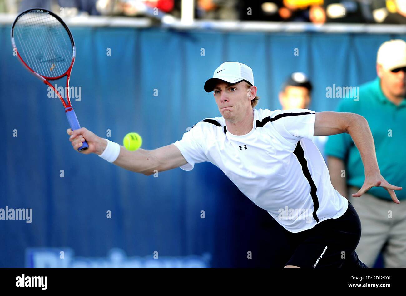 Singles-Champion Kevin Anderson kehrt eine Vorhand bei seinem Sieg über Marinko Matosevic in der ITC Delray Beach in Florida am Sonntag, 4. März 2012. (Foto von Robert Duyos/Sun-Sentinel/MCT/Sipa USA) Stockfoto