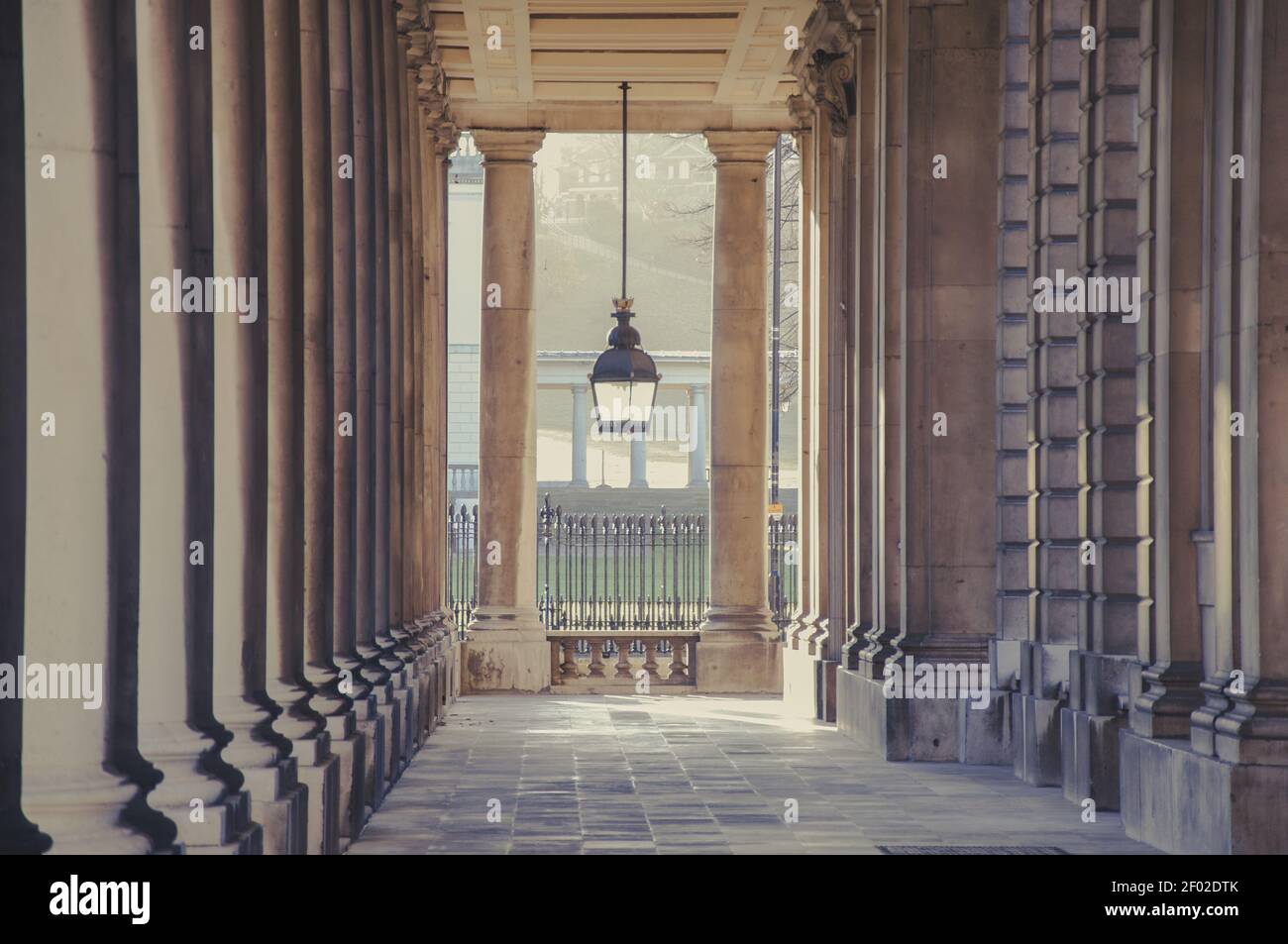 Kolonnade und große Laterne im Old Royal Naval College, UNESCO-Weltkulturerbe, University of Greenwcih, London, Großbritannien Stockfoto