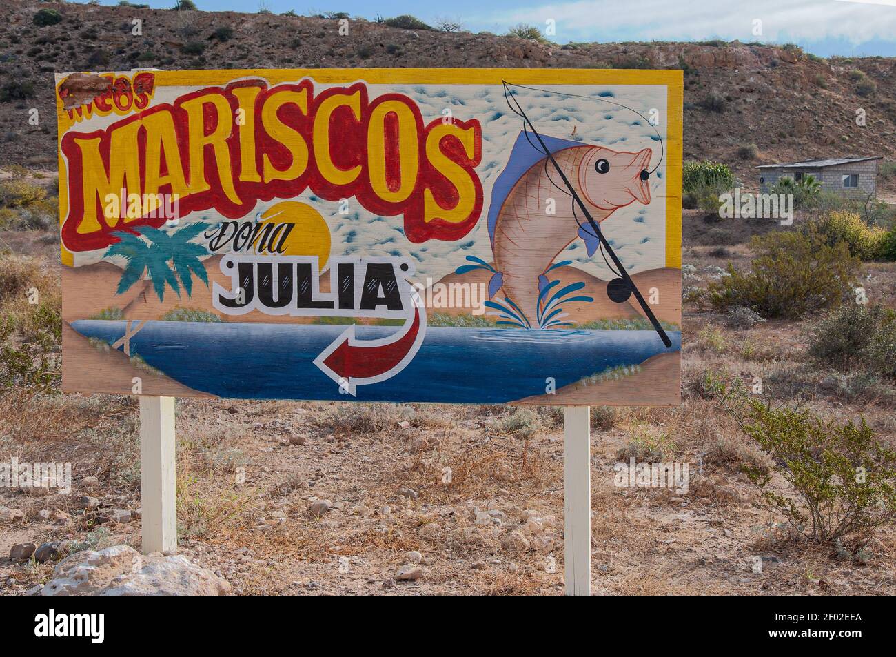 Ein farbenprächtiges handgemaltes Schild wirbt für Tacos Mariscos Dona Julia, ein Restaurant in Baja California Sur, Mexiko. Stockfoto