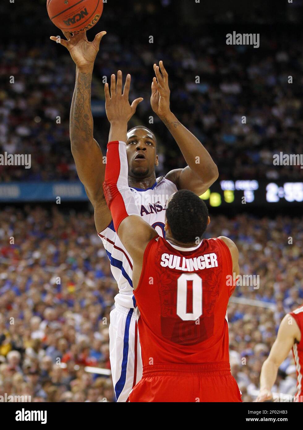 Thomas Robinson aus Kansas bietet am Samstag, den 31. März 2012, einen Jumper über Jared Sullinger im Halbfinale des NCAA-Turniers im Mercedes-Benz Superdome in New Orleans, Louisiana, an. (Foto von Harry E. Walker/MCT/Sipa USA) Stockfoto