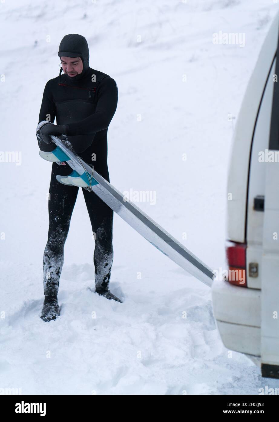 Winter Surfer Reisen mit Minivan Stockfoto