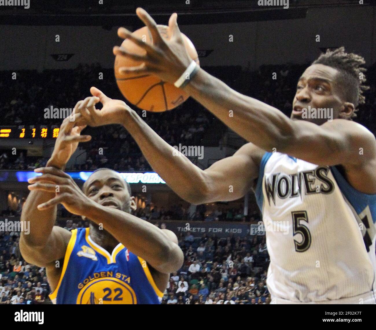 Charles Jenkins von Golden State Warriors, Left und Martell Webster von Minnesota Timberwolves jagten während ihres NBA-Spiels einen losen Ball nach unten. Die Golden State Warriors besiegten die Minnesota Timberwolves, 97-94, in Minneapolis, Minnesota, Mittwoch, 4. April 2012. (Foto von Marlin Levison/Minneapolis Star Tribune/MCT/Sipa USA) Stockfoto