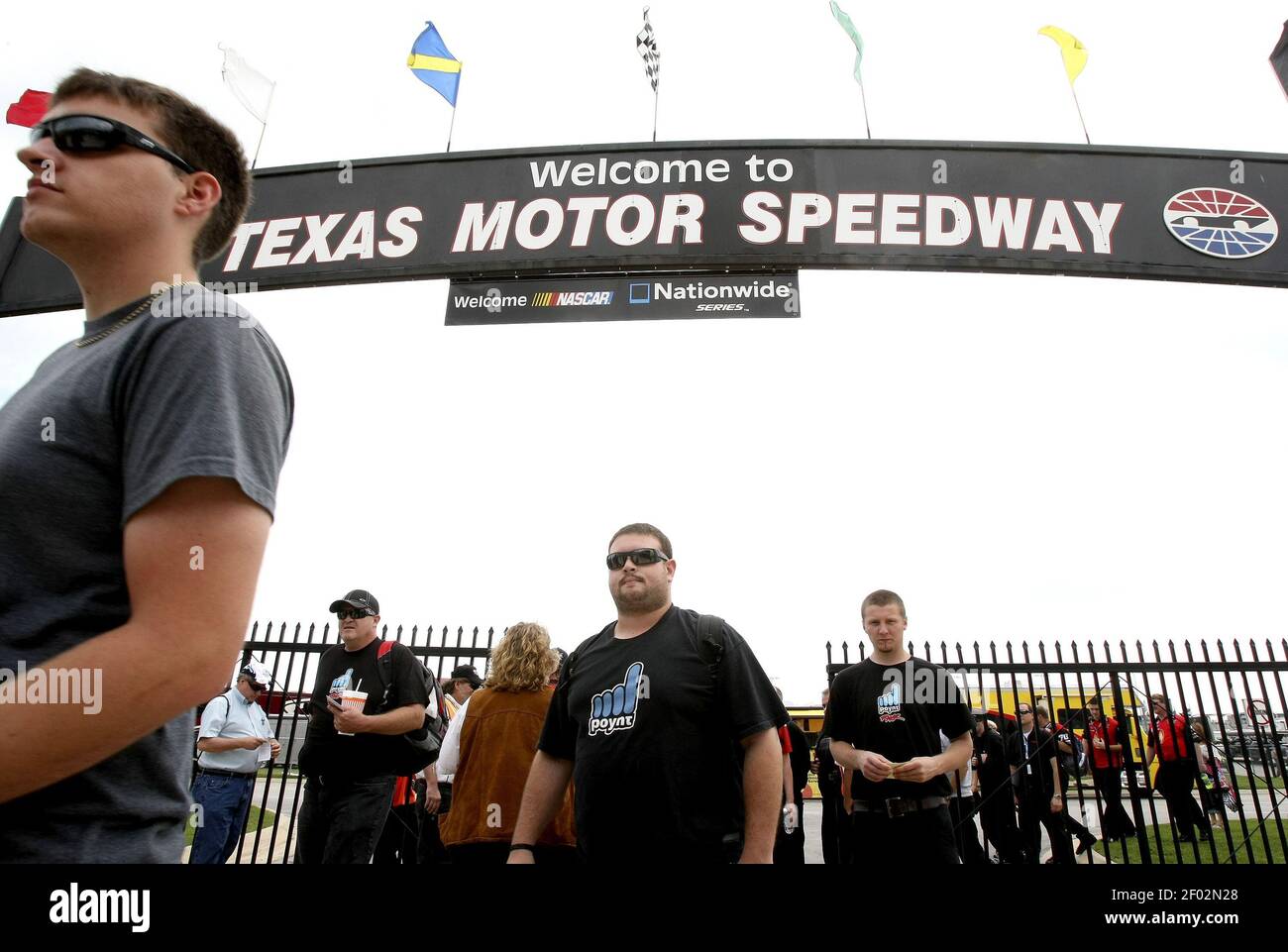 Die Garage öffnet für Aktivitäten der Nationwide Series am Texas Motor Speedway in Fort Worth, Texas, am Donnerstag, 12. April 2012. Die NASCAR Spring Cup Series in Texas ist am Samstag. (Foto: Khampha Bouaphanh/Fort Worth Star-Telegram/MCT/Sipa USA) Stockfoto