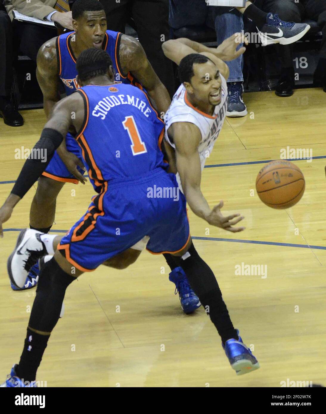 Der Charlotte Bobcats' Gerald Henderson, rechts, wird von den New York Knicks' Amer'e Stoudemire (1) in der ersten Hälfte der Time Warner Cable Arena in Charlotte, North Carolina, am Donnerstag, 26. April 2012, ausgelöst. (Foto von Robert Lahser/Charlotte Observer/MCT/Sipa USA) Stockfoto