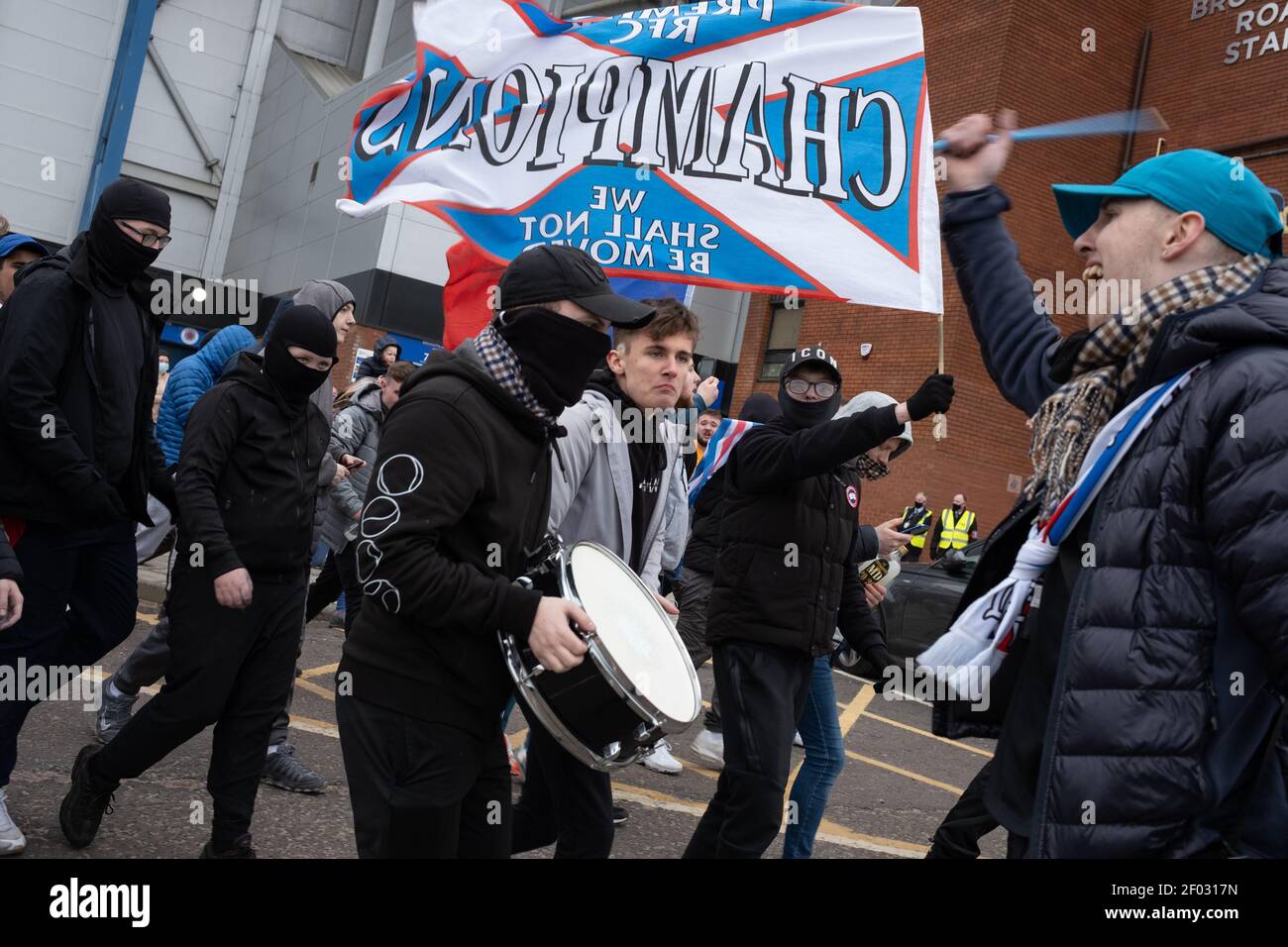 Glasgow, Schottland, am 6. März 2021. Fans der Rangers Football Club trotzen Covid-19 Coronavirus Pandemie Sperrregeln vor Ibrox Stadium zu sammeln, um das Team bevorstehende Liga-Sieg zu feiern, und deutlich trotzen Erzrivalen, Celtic FC, die Chance, den Titel zu gewinnen 10 mal in Folge. Foto: Jeremy Sutton-Hibbert/Alamy Live News. Stockfoto