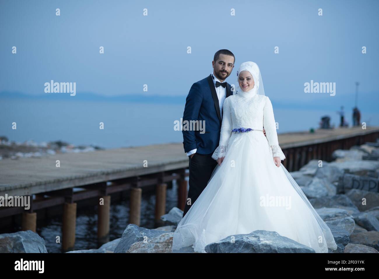 IZMIR, TÜRKEI - Sep 08, 2017: Junge muslimische Braut und Bräutigam Hochzeitsfotos, Outdoor-Freizeitkleidung und fromal Hochzeitskleid und Anzug. Stockfoto