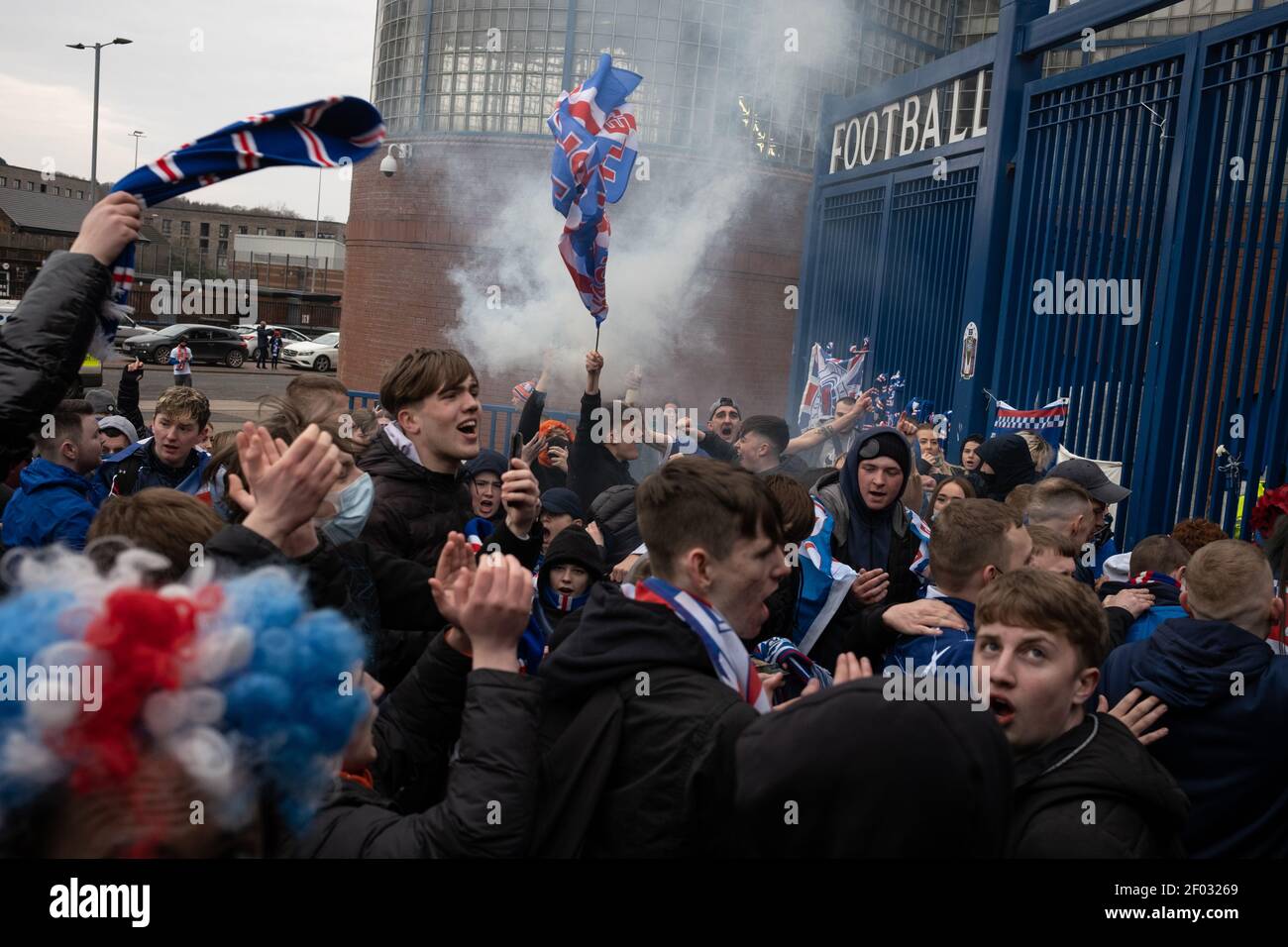 Glasgow, Schottland, am 6. März 2021. Fans der Rangers Football Club trotzen Covid-19 Coronavirus Pandemie Sperrregeln vor Ibrox Stadium zu sammeln, um das Team bevorstehende Liga-Sieg zu feiern, und deutlich trotzen Erzrivalen, Celtic FC, die Chance, den Titel zu gewinnen 10 mal in Folge. Foto: Jeremy Sutton-Hibbert/Alamy Live News. Stockfoto