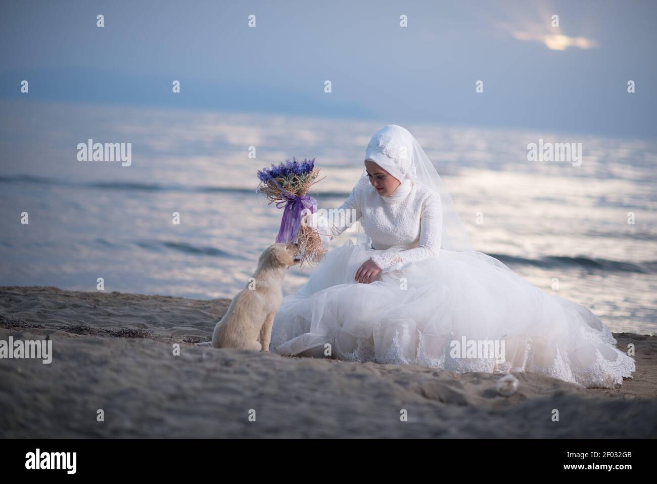 IZMIR, TÜRKEI - Sep 08, 2017: Junge muslimische Braut und Bräutigam Hochzeitsfotos, Outdoor-Freizeitkleidung und fromal Hochzeitskleid und Anzug. Stockfoto